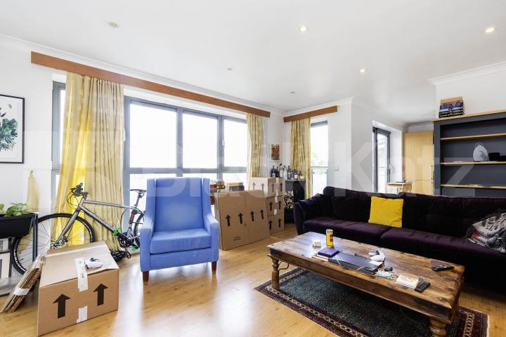 Luxury modern development with two bathrooms huge lounge & two double bedrooms Canal Boulevard, Camden